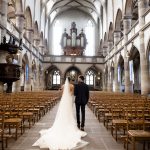 Photo d'un couple fraichement marié dans une église à Colmar