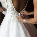 Photo de Mariages à Ribeauvillé, Fermetur de la robe de la mariée