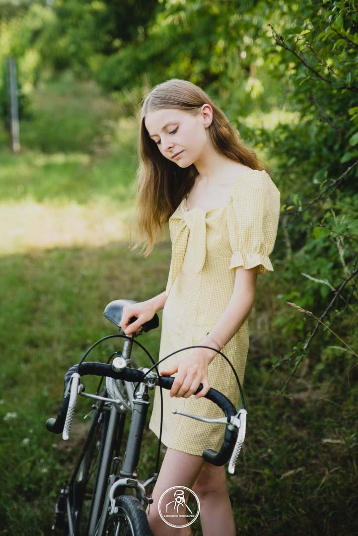Portrait en extérieur d’une personne avec vélo dans un cadre naturel, lumière douce et style lifestyle