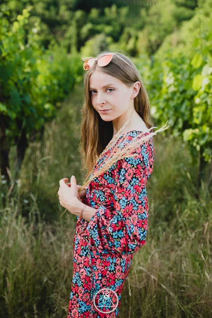 Portrait en extérieur d’une personne debout dans un champ verdoyant, lumière naturelle douce, photo professionnelle lifestyle