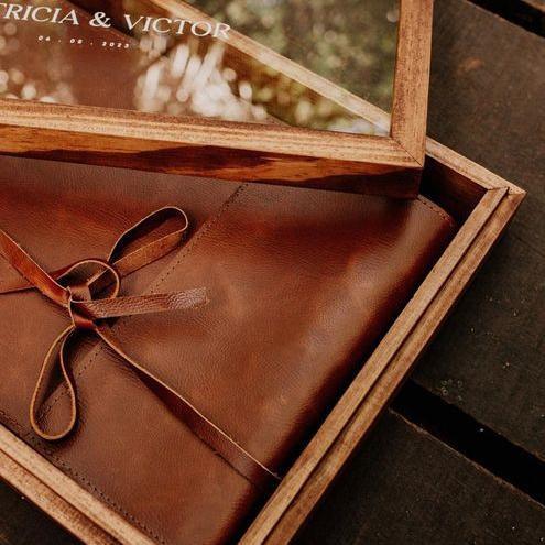 Album de mariage à couverture cuir dans sa boîte en bois